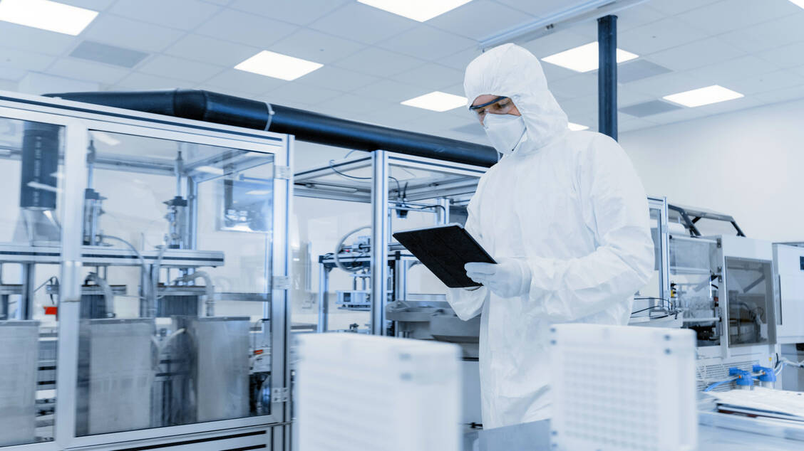 Die Qualitätskontrolle anhand der in Europa geltenden Spezifikationen hat in allen Pharmaunternehmen eine hohe Priorität. / © Shutterstock/Gorodenkoff