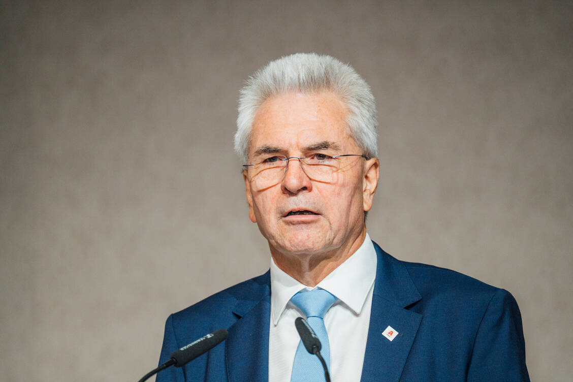 »Die Versorgung von Krebspatientinnen und Krebspatienten ist extrem sensibel, sie braucht kurze Wege und eingespielte Strukturen« – der DAV-Vorsitzende Hans-Peter Hubmann kritisiert die geplante Wiedereinführung von Zytostatika-Ausschreibungen. / © DAV/Ansgar Schwarz