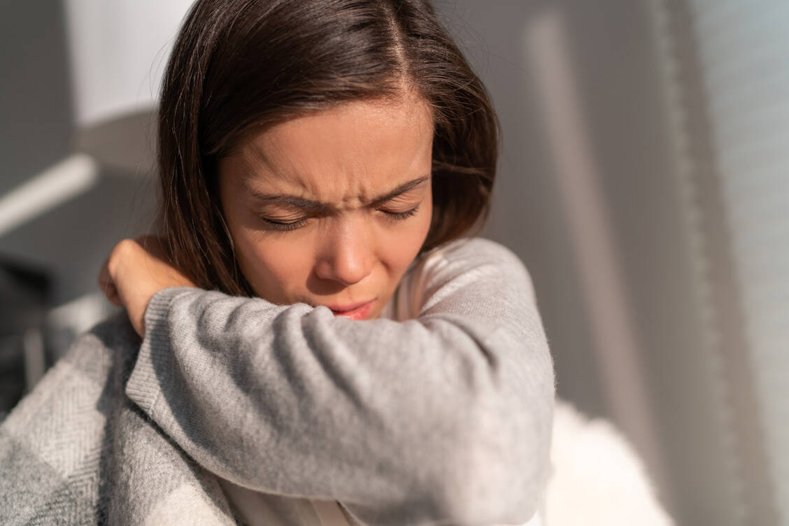 Durch die Pandemie hat sich die Hustenetikette geändert: Husten in die Armbeuge ist jetzt selbstverständlich. / Foto: Adobe Stock/Maridav