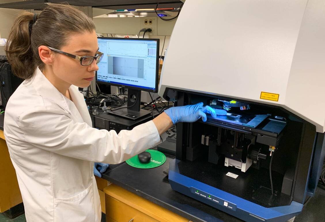 Die Forscher der Ohio State University nutzen Infrarot-Spektroskopie, um Blutproben von chronischen Schmerzpatienten zu untersuchen. / Foto: The Ohio State University Wexner Medical Center