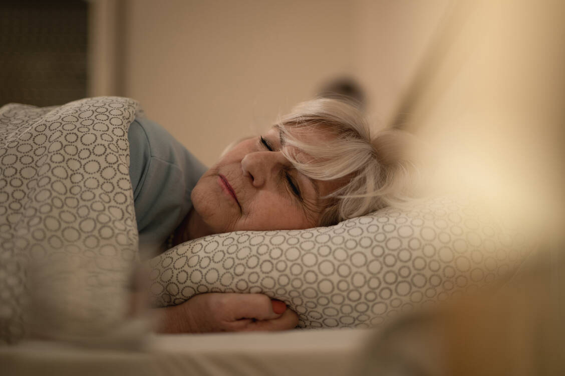 Störungen des Schlafs und der Kognition bedingen sich oft gegenseitig: Schlechter Schlaf kann die kognitive Leistungsfähigkeit beeinträchtigen, demenzielle Syndrome wiederum gehen meist mit mangelnder Schlafeffizienz einher. / Foto: Adobe Stock/Drazen