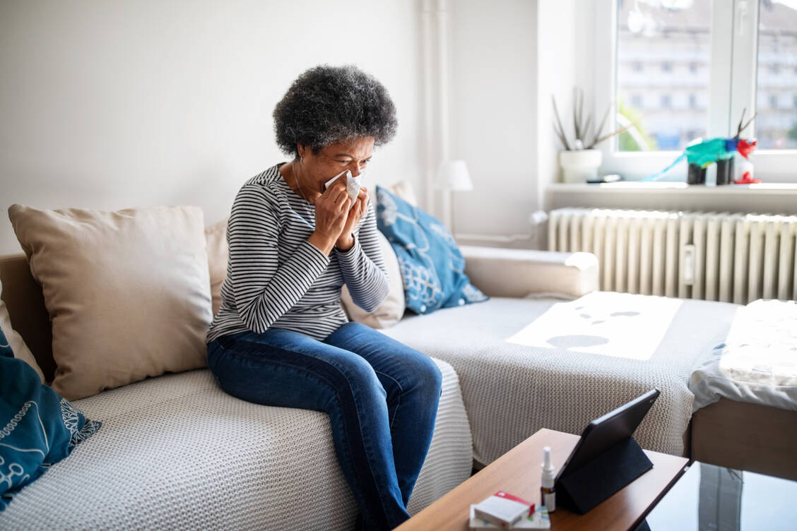 Husten, Schnupfen und Halsschmerzen sind die häufigsten Symptome bei einer Corona-Omikron-Infektion. Ärzte sollen laut RKI Patienten mit grippeähnlicher Symptomatik auf Corona und Influenza testen. / Foto: Getty Images/Luis Alvarez