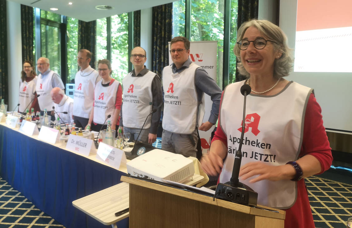 Mit Geschlossenheit wollen die Apotheken in Westfalen-Lippe und bundesweit am 14. Juni gegen das Kaputtsparen der Apotheken vor Ort protestieren. Sie fordern: »Apotheken stärken JETZT!« / Foto: PZ/Daniela Hüttemann