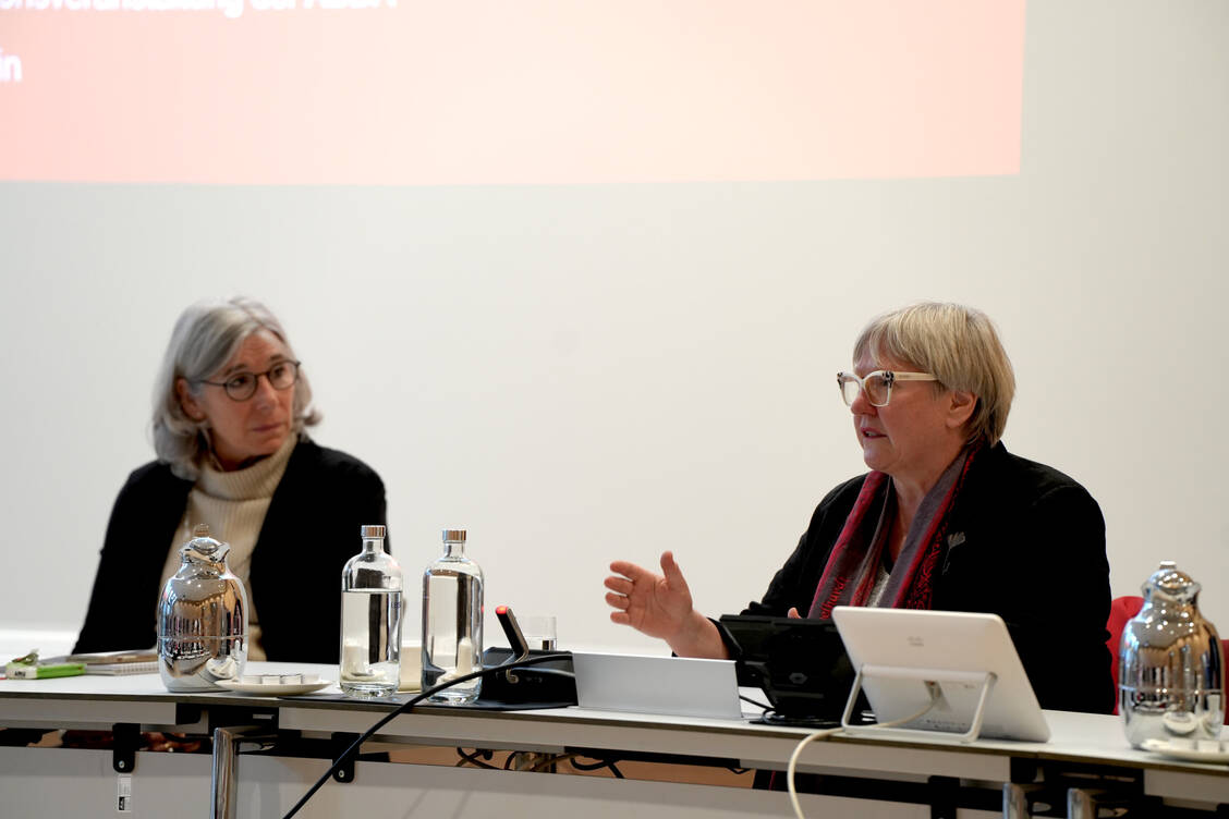 Die SPD-Bundestagsabgeordnete Heike Engelhardt diskutiert mit ABDA-Präsidentin Gabriele Regina  Overwiening und einer Delegation junger Apothekerinnen und Apotheker über die Zukunft der Arzneimittelversorgung. / Foto: ABDA