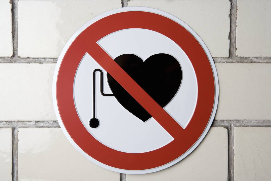 Dieses Zeichen weist auf elektromagnetische Felder hin, von denen möglicherweise eine Gefahr für Träger von implantierten Herzschrittmachern oder Defibrillatoren ausgehen kann. / Foto: Getty Images/Martin Diebel