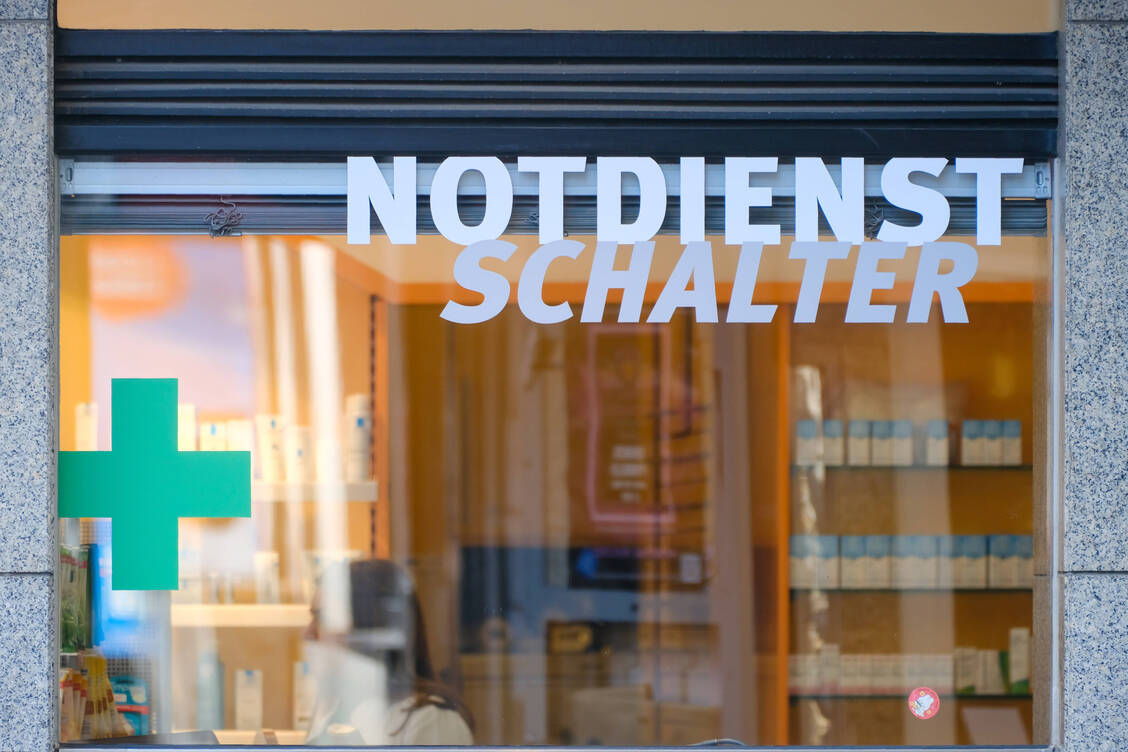 Seit Anfang des Jahres gibt es eine Neuregelung für Apothekennotdienste in Hessen. / Foto: IMAGO/Michael Gstettenbauer