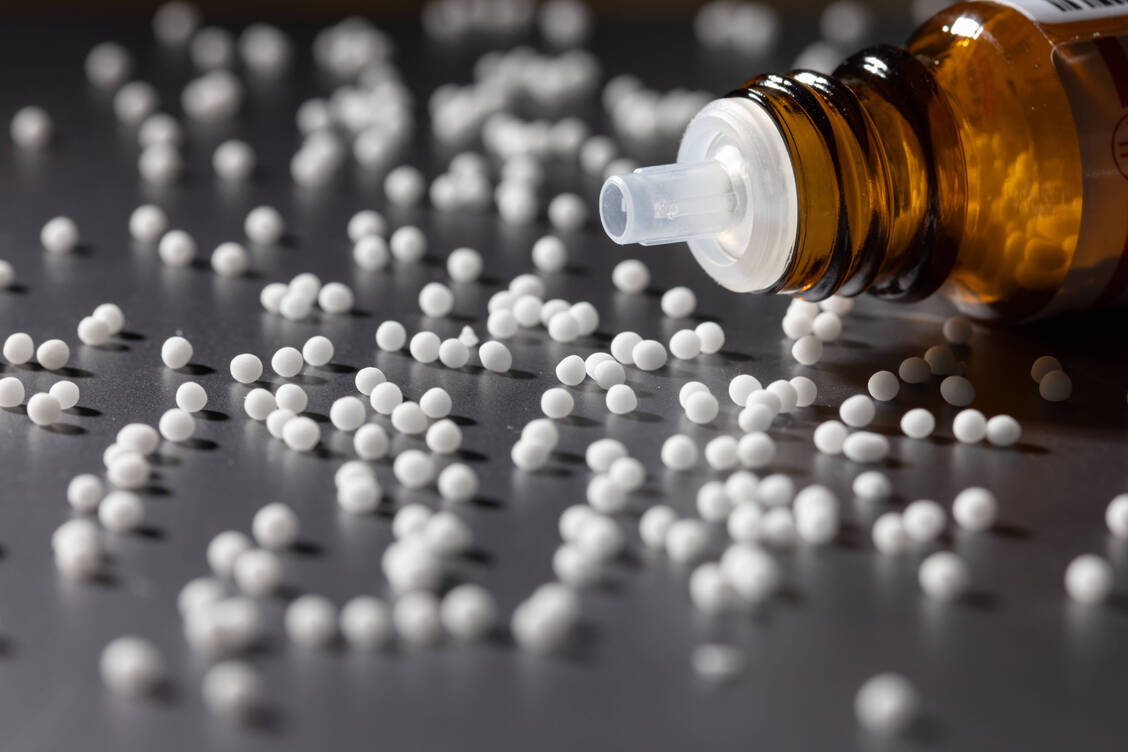 Dass Kassen Homöopathie als Satzungsleistung anbieten dürfen, steht derzeit zur Diskussion. / © IMAGO/Bernhard Classen