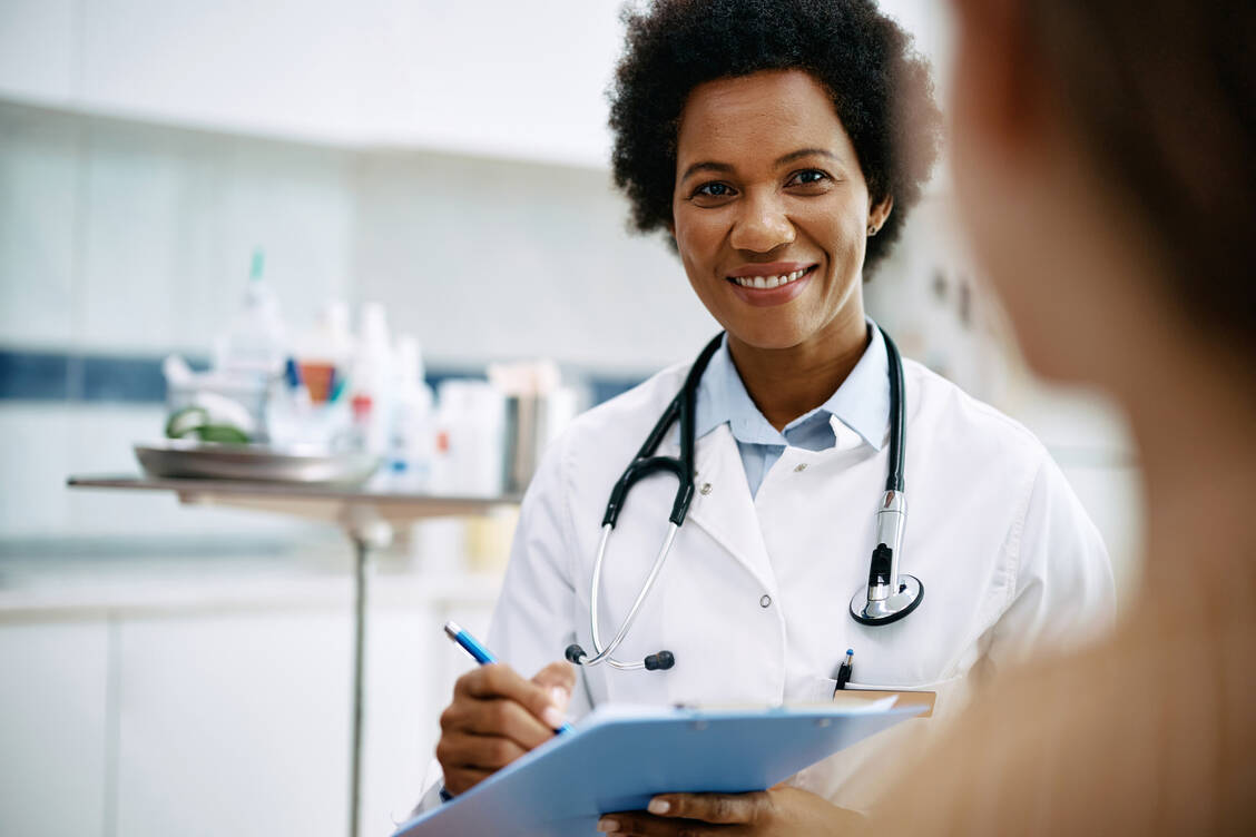 Die Hausärztinnen und -ärzte in Berlin sind rechnerisch für deutlich mehr Patienten zuständig, als ihre Kollegen in Bayern.  / © Getty Images/Drazen Zigic