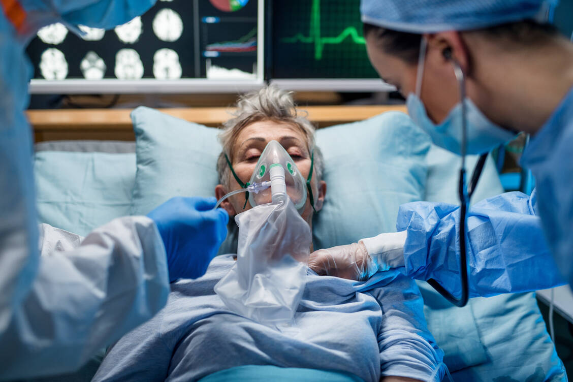 Weltweit sollen bald große klinische Studien an Covid-19-Patienten starten. / Foto: Adobe Stock/Halfpoint
