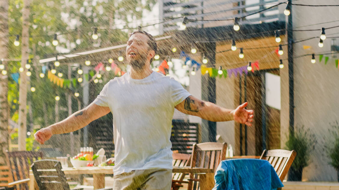 Der Duft von Sommerregen hat einen Namen: Petrichor. Chronische Rhinosinusitis  kann zur Anosmie führen. Dann nehmen Betroffene auch diesen Geruch nicht wahr. / Foto: Adobe Stock/Gorodenkoff Productions OU