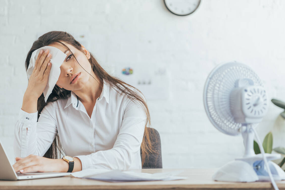 Wer sich einen Raum mit anderen teilt, sollte eine Maske tragen und regelmäßig stoßlüften. Ventilatoren sollten nur bei offenem Fenster eingeschaltet werden, sonst verteilen sich Aerosole im Nu. / Foto: Adobe Stock/Lightfield Studios