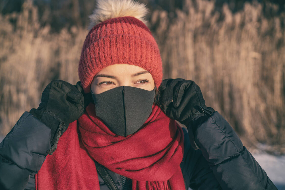 Dieser Mund-Nasen-Schutz dient bei einsamen Spaziergängen wohl eher gegen die Kälte. An trubeligen Orten wie Weihnachtsmärkten (wo sie überhaupt stattfinden) wird wohl in diesem Winter Maskenpflicht gelten. / Foto: Adobe Stock/Maridav