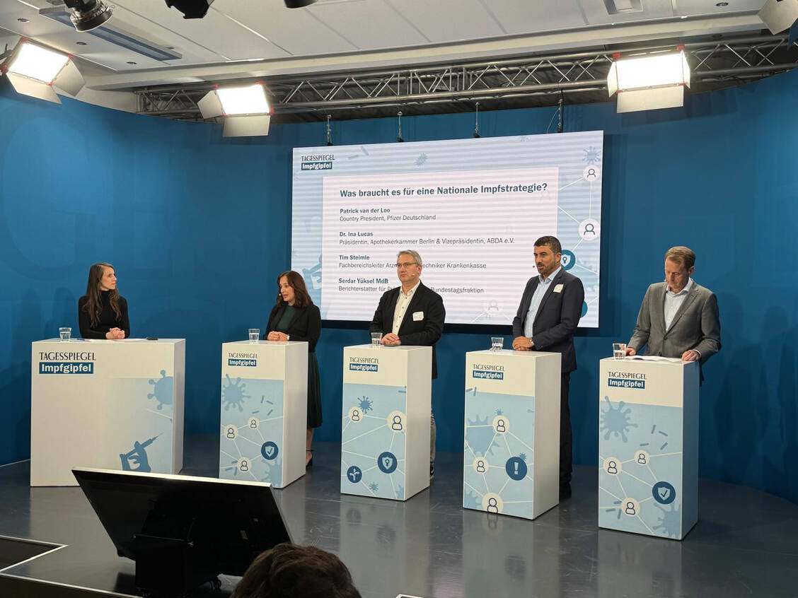 Dana Bethkenhagen (Tagesspiegel), ABDA-Vizepräsidentin Ina Lucas, Tim Steimle (TK), Serdar Yüksel (SPD) und Patrick van der Loo (Pfizer Deutschland) diskutierten über die Impfstrategie (v.l.n.r.) / © PZ