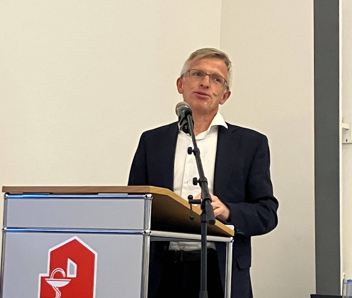 Rechtsexperte Professor Elmar Mand gab einen Überblick über die Regelungen zum Werbe- sowie zum Preisrecht. Er rechnet in den nächsten fünf Jahren mit einem »Frontalangriff« auf das Boniverbot in §129 Sozialgesetzbuch (SGB) V . / © PZ