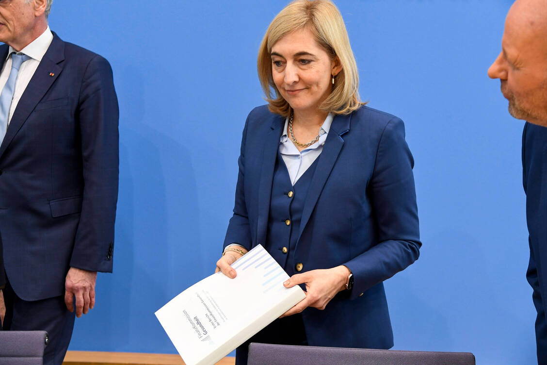 Gestern Abend äußerte sich Gesundheitsministerin Nina Warken (CDU) im »heute journal« des ZDF zu den GKV-Sparvorschlägen der Finanzkommission Gesundheit. / © Imago/BREUEL-BILD