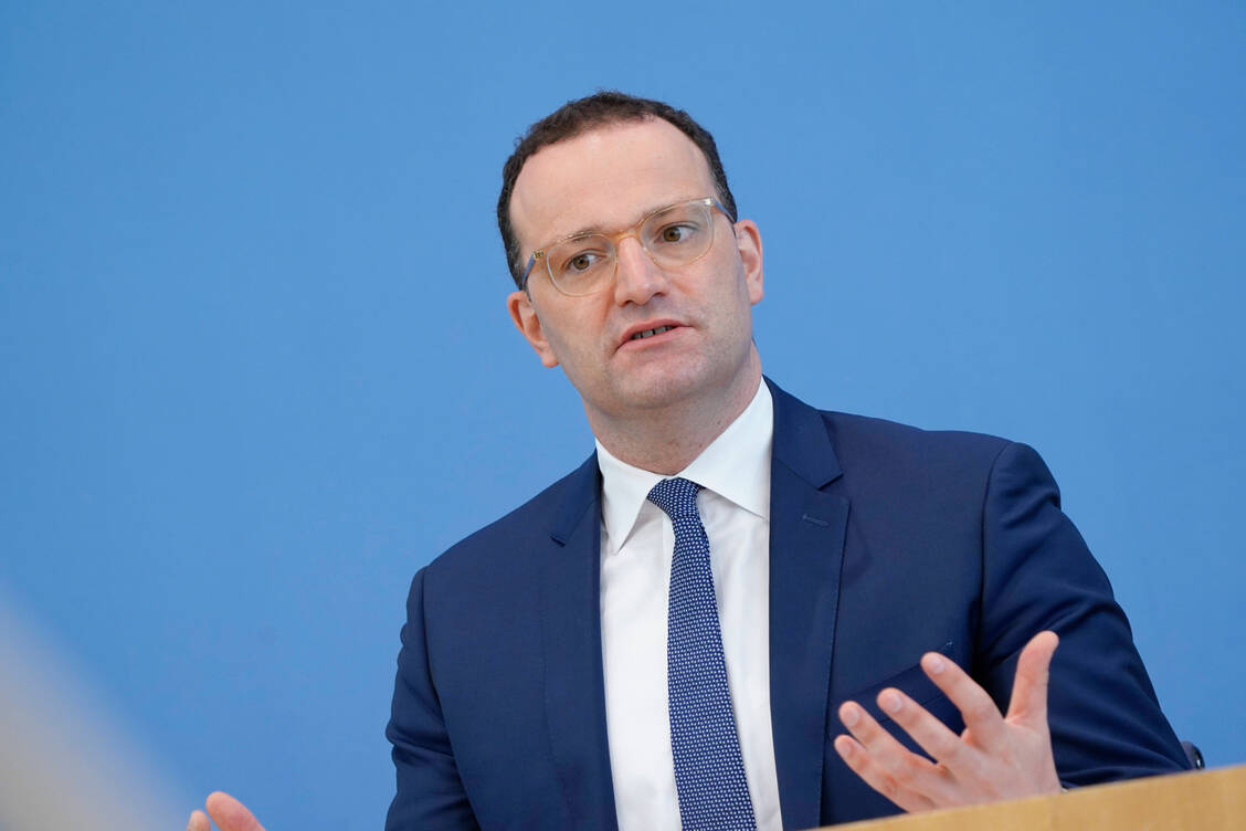 Wie jede Woche ist Bundesgesundheitsminister Spahn zu Gast in der Bundespressekonferenz. Am heutigen Freitag erklärte er dort offiziell, dass das Apotheken-Honorar bei den digitalen Impfnachweisen gekürzt wird. / Foto: imago images/Political-Moments