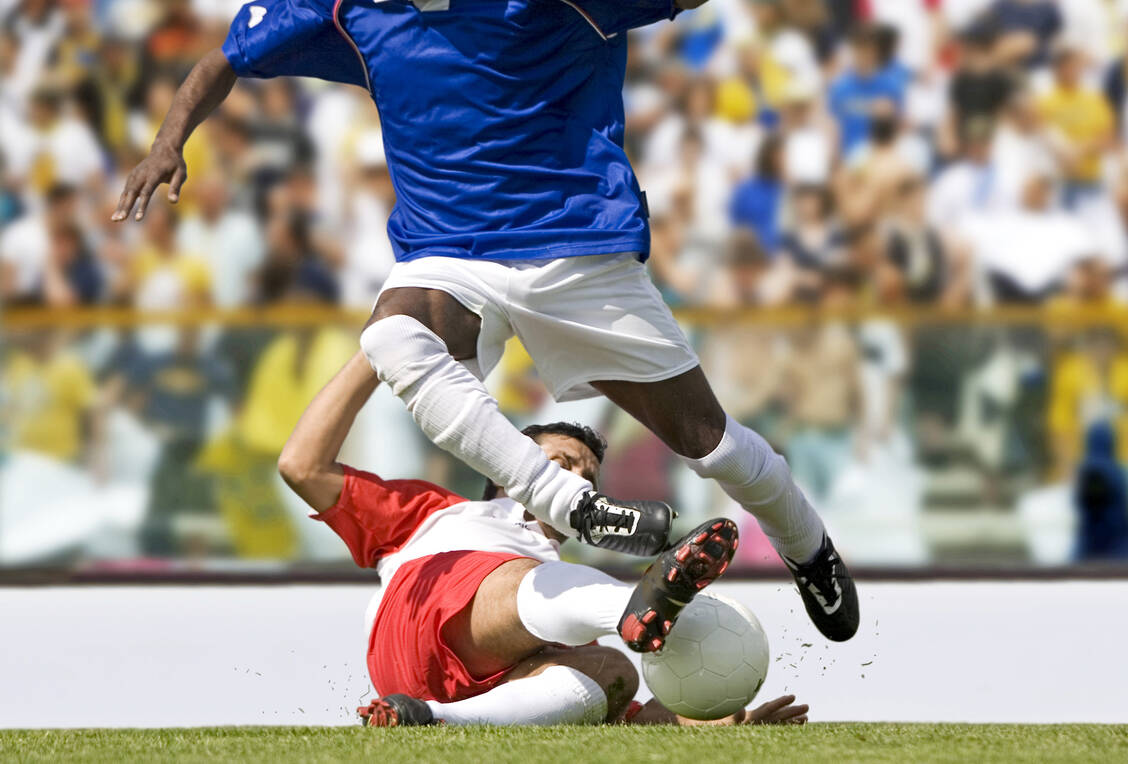 Beim Kicken sind die Knie besonders belastet. Mit gezieltem Training kann man Verletzungen jedoch vorbeugen. / © Getty Images/	Photo and Co