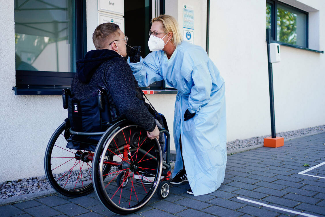 Auch im Juli haben viele Teststellen und Apotheken regelmäßig Bürgertests durchgeführt. Die Kosten-Erstattung gibt es in vier Bundesländern aber erst mit Verzögerung, Grund dafür sind Umstellungen bei den KVen. / Foto: picture alliance/dpa | Uwe Anspach