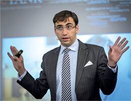 Ob wir wollen oder nicht: Im Zuge der Digitalisierung wird künftig die Technik unser Informationsexperte sein, so Trend­forscher Sven  Gábor Jánszky. Arzt und Apotheker übernehmen die Funktion von  Coaches.