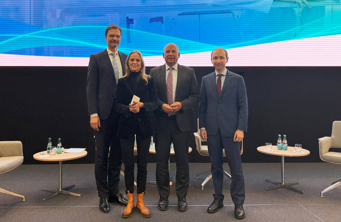 (v.l.n.r.) Marc-Alexander Mahl (Fresenius), Sula Lockl (VCI Hessen), Roman Poseck (Hessischer Innenminister/ CDU) und Max Schad (CDU Hessen) diskutierten über die Resilienz der hessischen Gesundheitswirtschaft. / © VCI Hessen