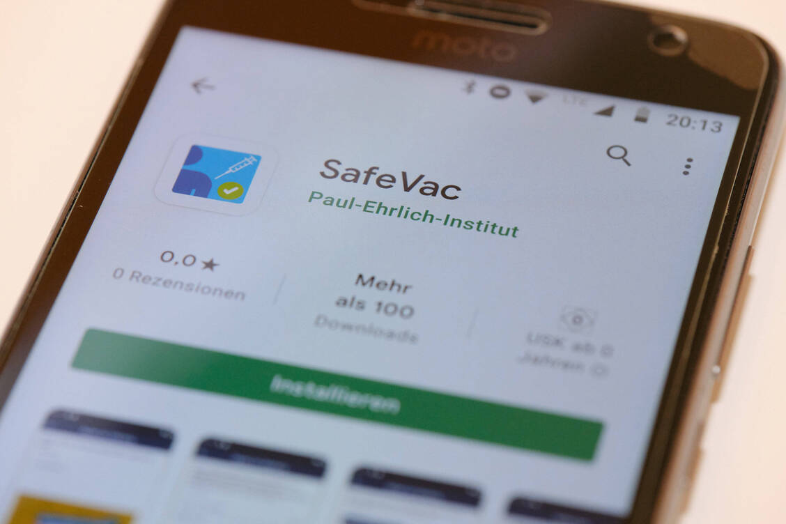 In der SafeVac-App des Paul-Ehrlich-Instituts hatten sich bis zum 30. November insgesamt 725.541 Personen mit mindestens einer Impfdosis registriert. / Foto: imago images/Eibner