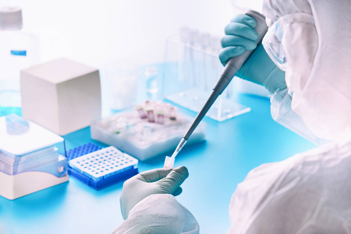 Labore am Limit: Weil die Infektionszahlen in die Höhe schießen, steigt auch die Zahl der Laboranalysen exorbitant. Die Labore schlagen jetzt Alarm. Doch werden Apotheken in den kommenden Wochen wohl kaum Abhilfe schaffen können. / Foto: Adobe Stock/tilialucida
