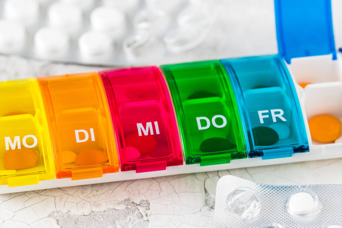 Mehr Ordnung und Übersicht bei der Tabletteneinnahme kann die Adhärenz unterstützen. / Foto: Adobe Stock/Daniela Baumann