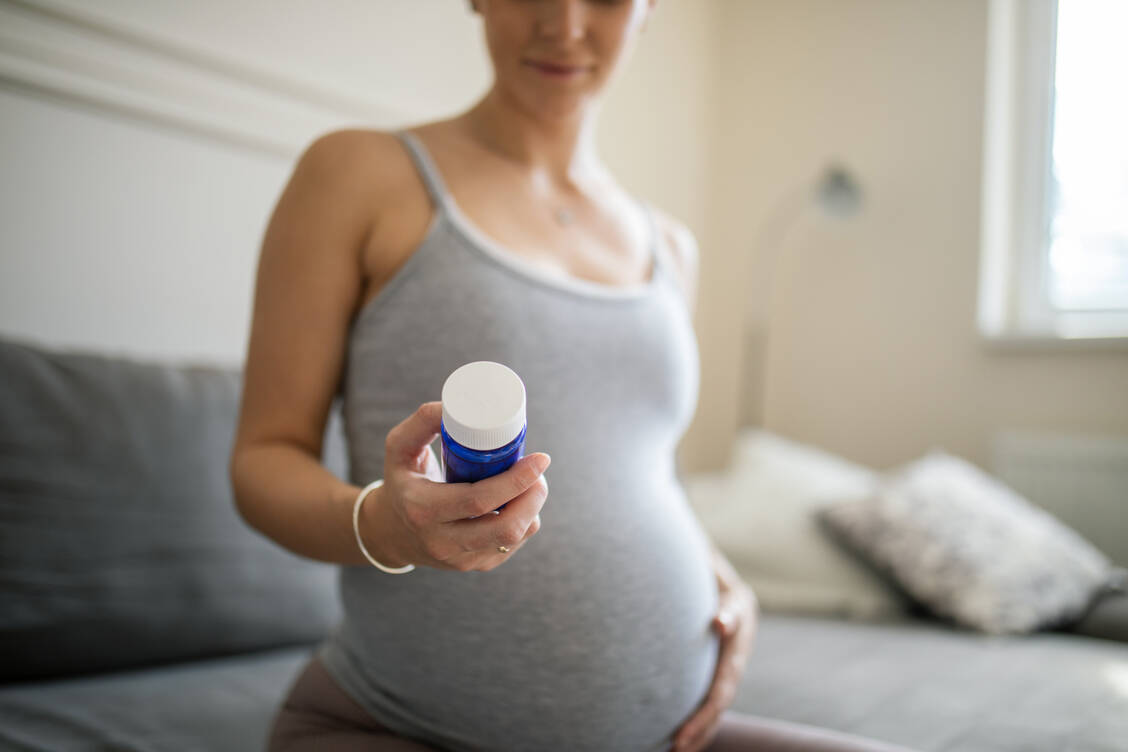 Wer sich gesund ernährt, braucht in der Regel in der Schwangerschaft nur Folsäure und Iod zu supplementieren. Viele Inhaltsstoffe von Nahrungsergänzungsmitteln sind überflüssig oder zum Teil überdosiert – auch in speziell für Schwangere ausgelobten Präparaten. / Foto: Getty Images/miljko