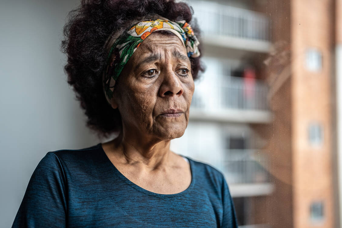 Wenn Menschen sich schlapp und müde fühlen, kommen sie oder ihre Angehörige mitunter in die Apotheke und fragen nach einem Stärkungsmittel. Dann gilt es, die Ursachen der Symptome zu ermitteln, um passende Empfehlungen auszusprechen. / Foto: Getty Images/Frazao Studio Latino