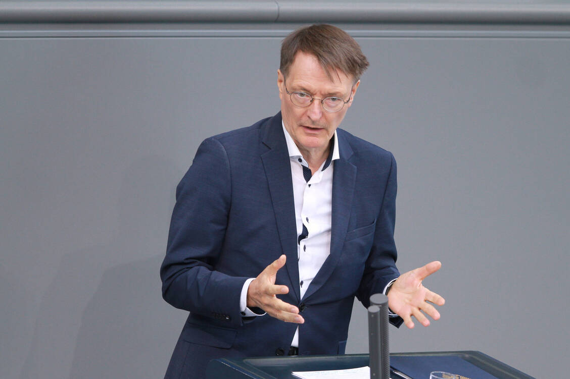 In Deutschland gebe es »keine Versorgungsknappheit«, sondern lediglich »punktuelle Lieferengpässe in einem sehr komplexen Markt«, ließe Bundesgesundheitsminister Lauterbach verlauten. / Foto: IMAGO/dts Nachrichtenagentur