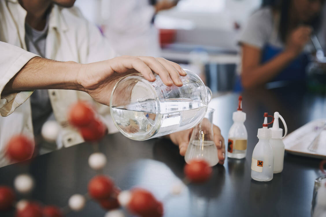 Auch in Bielefeld und Lemgo sollen Schulabgänger künftig Pharmazie studieren können. Die Apothekerschaft hofft, dass dies den Fachkräftemangel in den Offizinen verringern kann. / Foto: Getty Images/Maskot