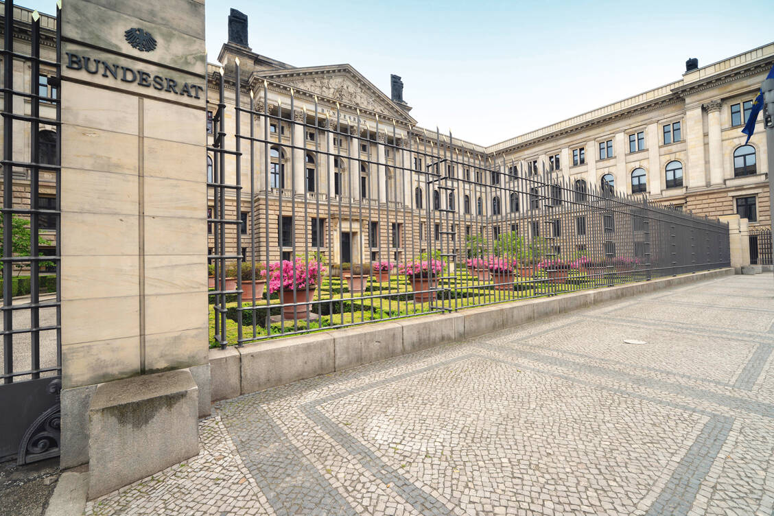Der Bundesrat pocht auf das Rx-Versandhandelsverbot. Jedoch ist das Apotheken-Stärkungsgesetz nicht zustimmungspflichtig. / Foto: imago/McPHOTO