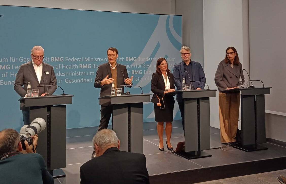 Bundesgesundheitsminister Karl Lauterbach stellte seine Pläne gemeinsam mit Klaus Reinhardt (Präsident der Bundesärztekammer), Nicola Buhlinger-Göpfrath und Markus Beier (Bundesvorsitzende des Hausärztinnen- und Hausärzteverbandes) sowie Sibylle Steiner (Vorstandsmitglied der KBV) vor.  / Foto: PZ / Lukas Brockfeld