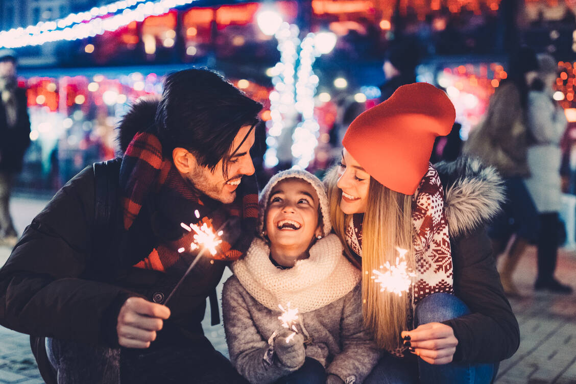 Mehr Zeit mit Famlien und Freunden steht ganz oben auf der Liste der guten Vorsätze für das neue Jahr. / Foto: Getty Images/martin-dm