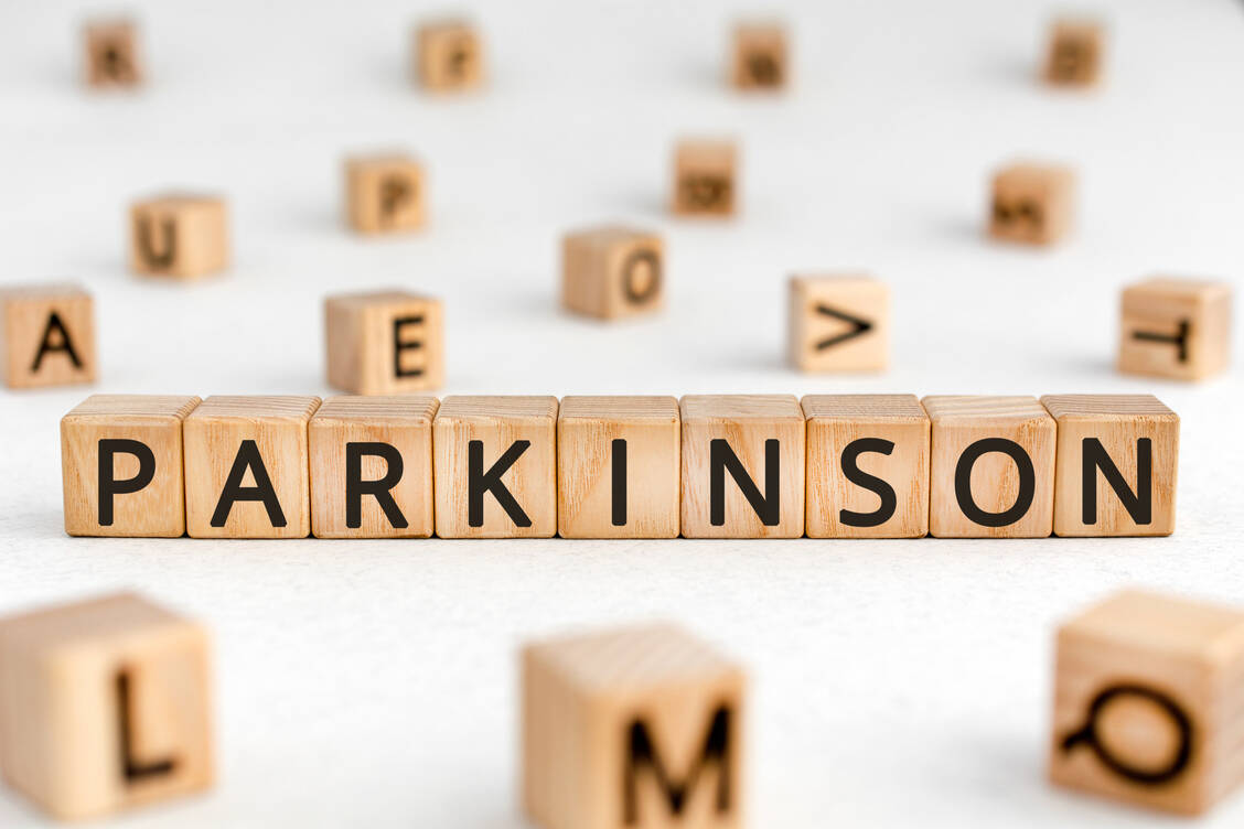 Morbus Parkinson ist eine der häufigsten neurodegenerativen Erkrankungen. Weltweit leben rund zehn Millionen Betroffene. / © Adobe Stock/SecondSide