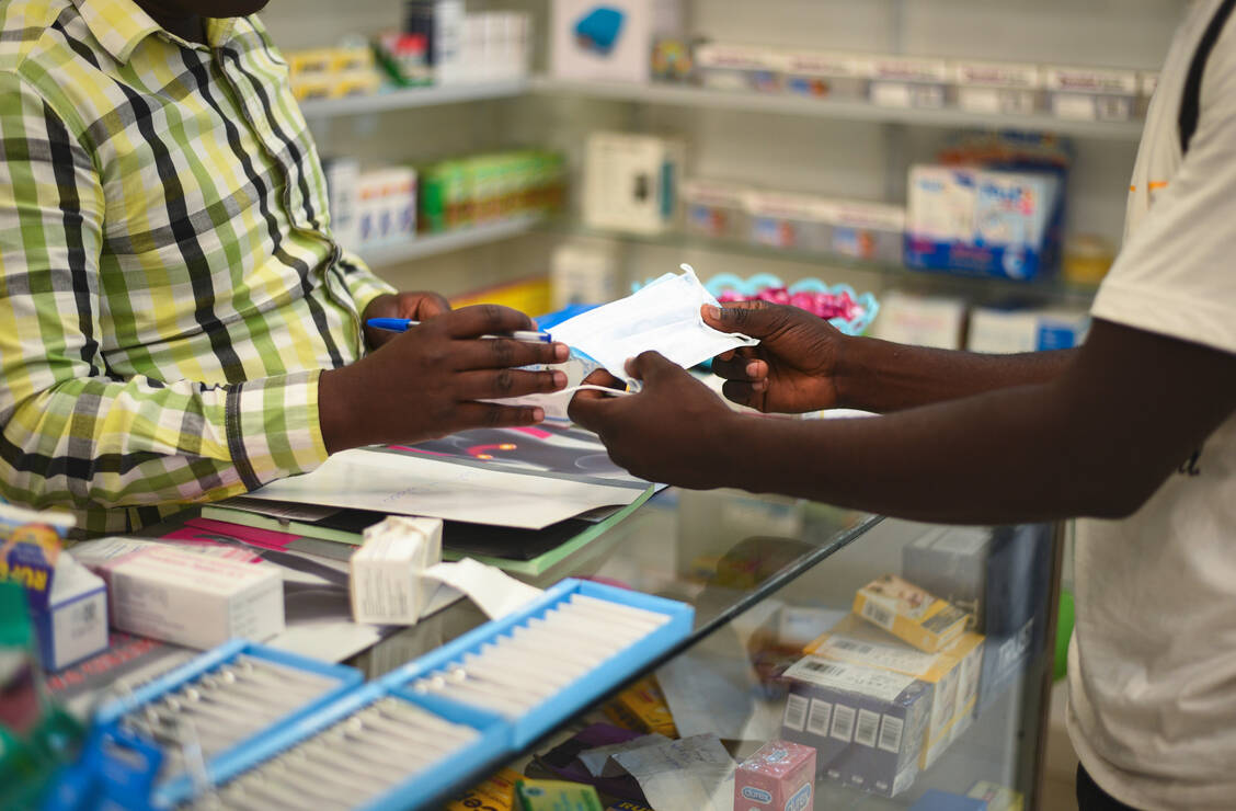 In ärmeren Ländern, beispielsweise auf dem afrikanischen Kontinent, fehlen die Ressourcen für persönliche Schutzausrüstung der Apothekenmitarbeiter fast vollständig. Wenn sich SARS-CoV-2 dort stärker ausbreitet, kann das verheerende Folgen haben. / Foto: picture alliance / AP Photo