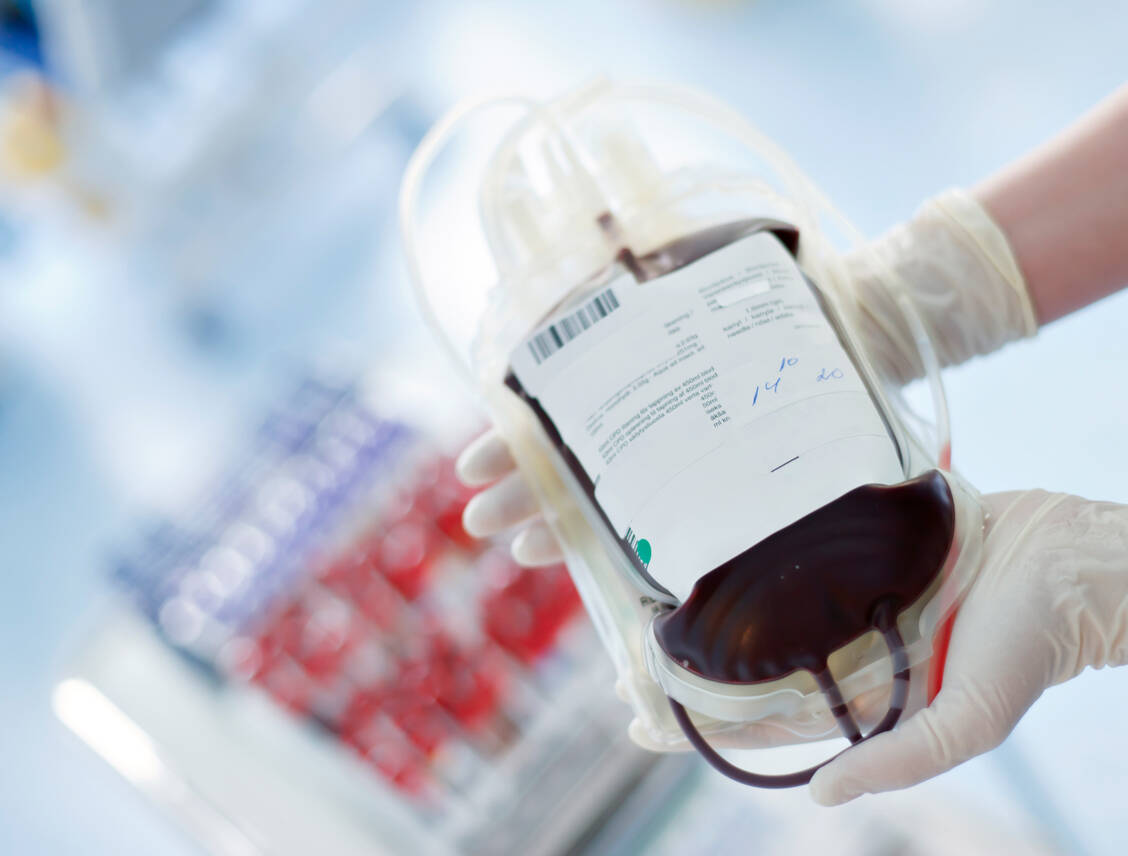 Auch während der Corona-Pandemie sollte Blut gespendet werden, sofern der Spender sich gesund und fit fühlt. / Foto: iStock/JarekJoepera