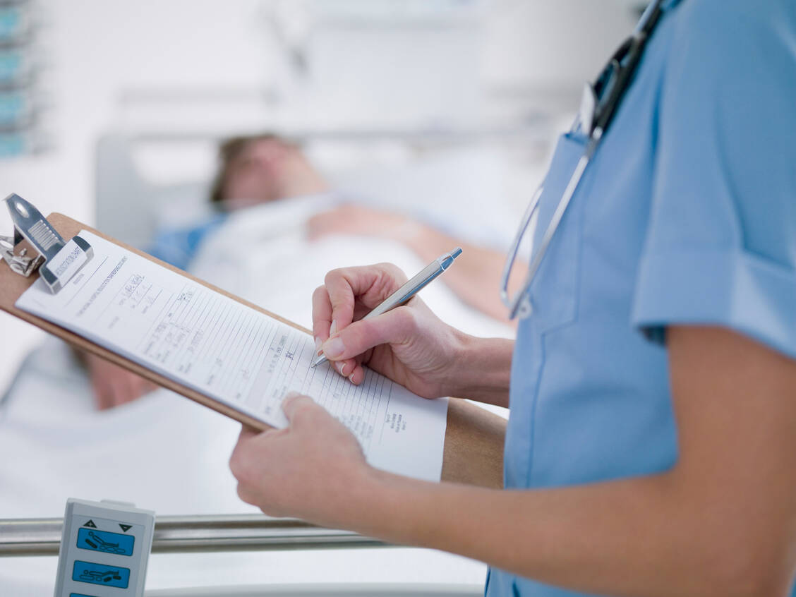 Remdesivir konnte bei schwer erkrankten Covid-19-Patienten die Liegedauer verkürzen und die Mortalität senken. / Foto: Getty Images/Martin Barraud