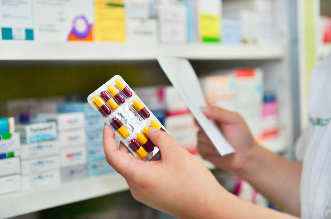 Das verordnete Wirkstoff ist nicht zu bekommen? Die Äquivalenzdosis-Tabellen helfen bei der Dosisfindung, wenn auf einen anderen Arzneistoff ausgewichen werden muss. / Foto: Adobe Stock/MJ-Prototype