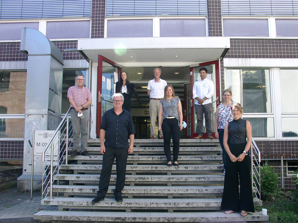 Ein Teil des HELIATAR-Forscher (von links nach rechts): Prof. Dr. Andreas Heine, Prof. Dr. Arnold Grünweller, Dr. Francesca Magari (alle Philipps-Universität Marburg), Prof. Dr. Klaus-Peter Koller (Mentor, ehemals Sanofi), Wiebke Obermann, Dr. Harsha Janga (Philipps-Universität Marburg), sowie Dr. Alexandra Friedrich und Dr. Christin Müller (AG Prof. Dr. John Ziebuhr, Justus-Liebig Universität Gießen). Dr. Susanne Schiffmann vom Fraunhofer Institut IME in Frankfurt a.M., Prof. Dr. Ziebuhr sowie Dr. Lisa Johanna von Kleist (Projektträger VDI/VDE-IT) nahmen per Videokonferenz an dem Kick-Off Meeting teil. / Foto: D.Helmecke/FB Pharmazie,Uni Marburg