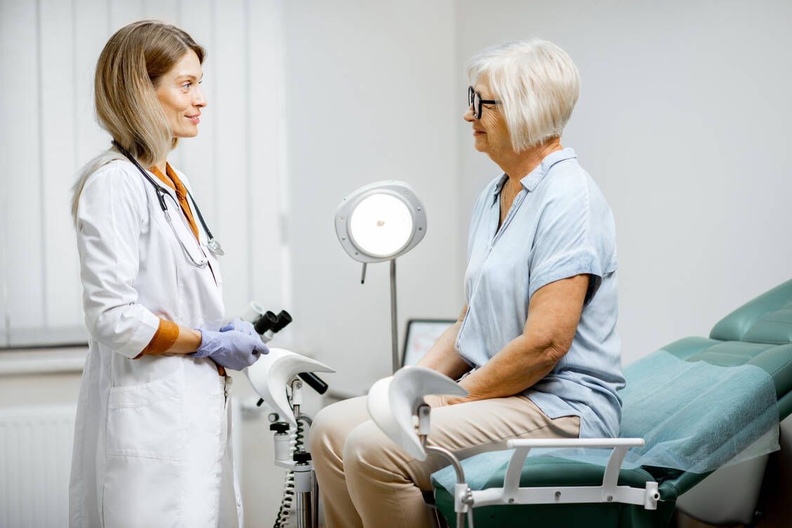 Gemeinsam mit dem behandelnden Arzt sollten die Frauen entscheiden, wie nach der Diagnose behandelt wird. In der Regel sind Operation und Chemotherapie erforderlich. / Foto: Adobe Stock/rh2010