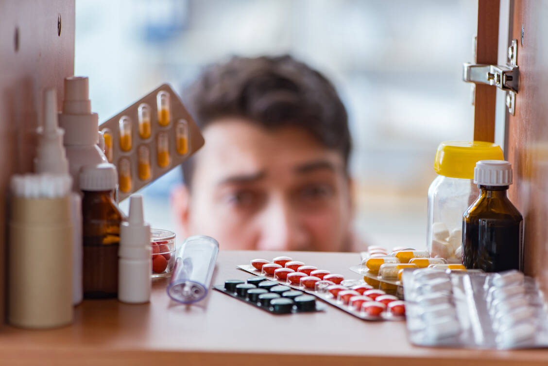 Ist die Hausapotheke auch noch so unaufgeräumt – irgendein Präparat mit Paracetmol ist meistens darin. Hoffentlich auch der zugehörige Beipackzettel, sonst droht womöglich eine Überdosierung. / Foto: Adobe Stock/Elnur