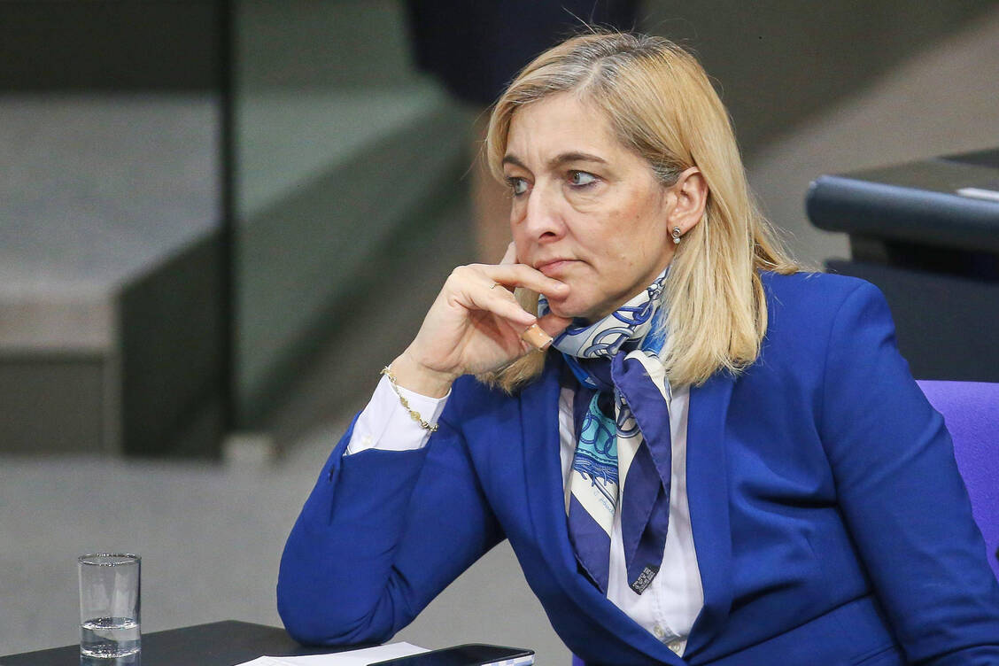 Bundesgesundheitsministerin Nina Warken (CDU) will den Apotheken das Honorar erhöhen – und sie gleichzeitig beim Kassenabschlag zur Kasse bitten. / © Imago/dts Nachrichtenagentur