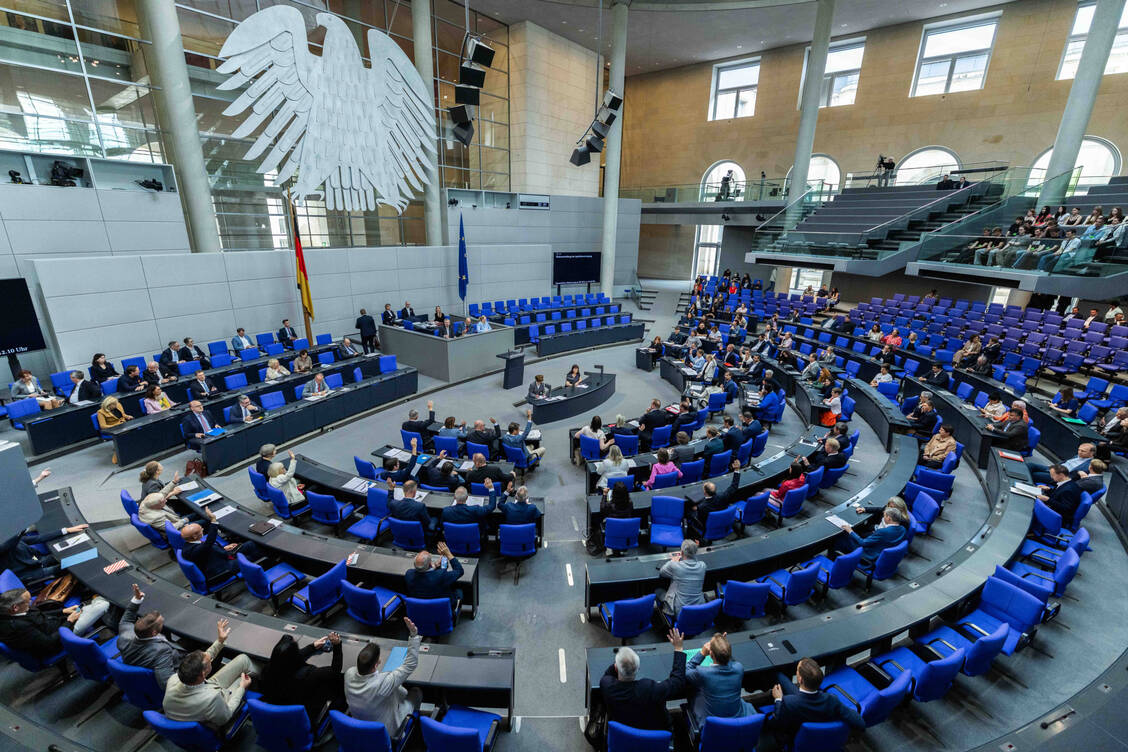 In der Bundestagsdebatte um das GKV-Beitragssatzstabilisierungsgesetz (BStabG) wurde hitzig diskutiert. / © IMAGO/Revierfoto