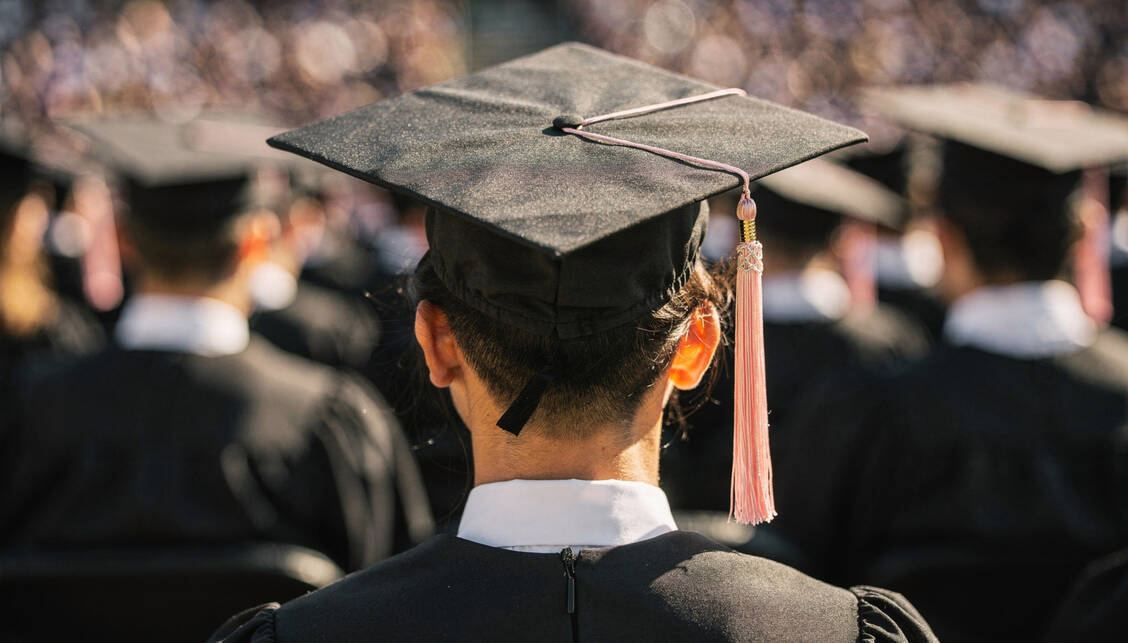 Doktorhüte gibt es an deutschen Universitäten keine zu erwerben, Doktortitel aber schon. / © Shutterstock/Hanz2881