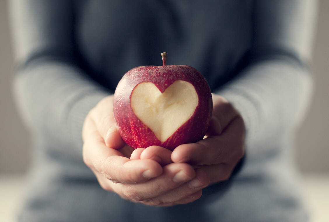 Gesunde Ernährung ja, strenges Fasten lieber nicht, empfiehlt die Deutsche Herzstiftung Patienten mit Herzerkrankungen. / Foto: Getty Images/Paula Danielse
