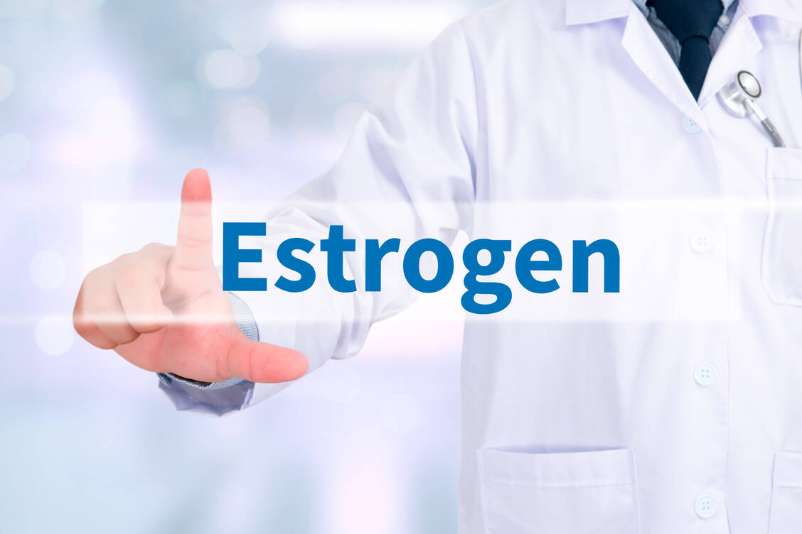 Bei postmenopausalen Frauen könnte eine Estrogensupplementierung möglicherweise das Risiko reduzieren, an Covid-19 zu sterben. / Foto: Adobe Stock/onephoto
