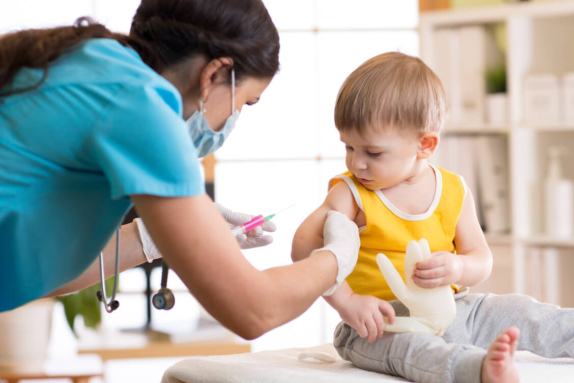 Modernas Spikevax könnte der erste Coronaimpfstoff sein, der für Kleinkinder unter fünf Jahren eine Zulassung in der EU erhält. / Foto: Adobe Stock/Oksana Kuzmina
