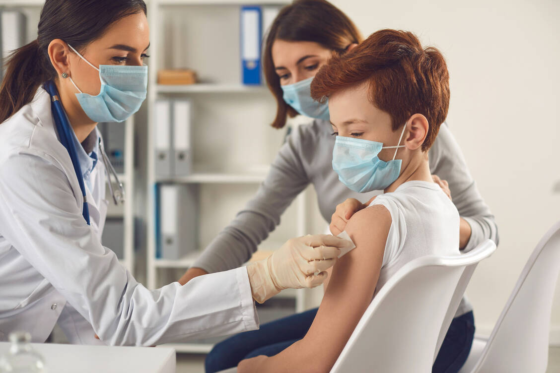 Für 5 bis 11-Jährige steht nun auch ein Booster-Impfstoff des Herstellers Biontech bereit. Die Vakzine kann erstmals am Dienstag den 29. November in den Apotheken bestellt werden. / Foto: AdobeStock/Studio Romantic