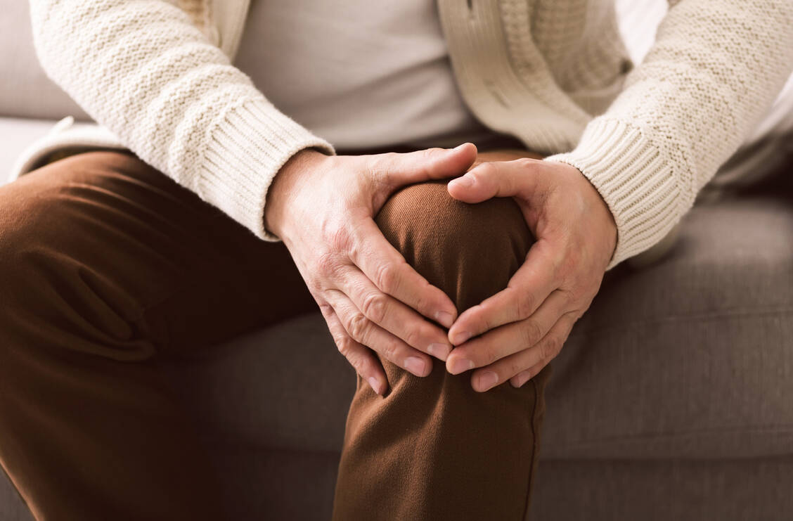 Jedes Jahr werden mehr als 400.000 künstliche Hüft- und Kniegelenke implantiert. Der Grund ist häufig eine schmerzhafte Arthrose, die die Beweglichkeit der Patienten massiv einschränkt.  / Foto: Adobe Stock/Prostock-studio